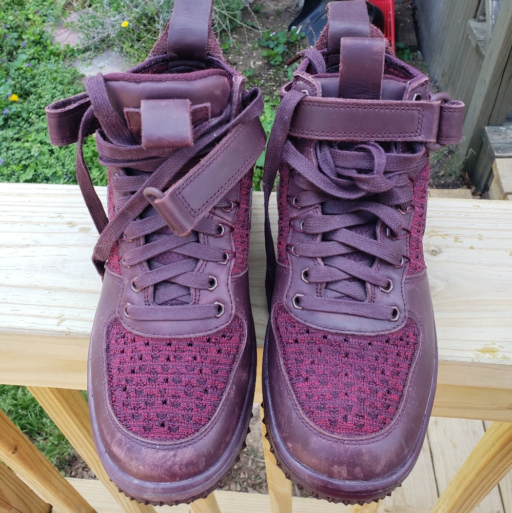 Nike preloved sneaker/ high top, Marron or burgundy like color